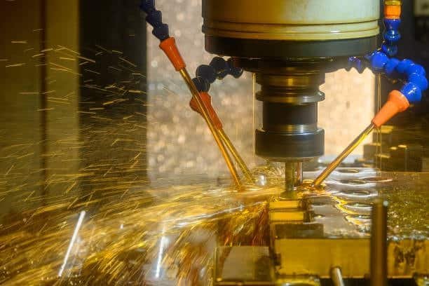 High-speed milling machine with coolant jets spraying during machining process