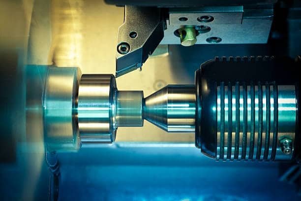 Precision turning tool performing external cutting on a rotating metal part