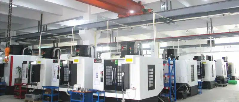 แถวเครื่องจักร CNC ขั้นสูงที่ทำงานอยู่ในโรงงานที่สะอาดและทันสมัยซึ่งเป็นของผู้ผลิตเครื่องจักรที่มีความแม่นยำ