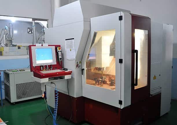 Enclosed 4-axis CNC machining center used for automated and safe operations