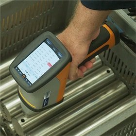 Utilización de un espectrómetro portátil para analizar la composición del acero de alta calidad, garantizando unos estándares de material de primera para la producción de moldes.