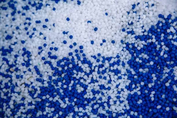 Mixed white and blue plastic pellets for color-specific injection molding applications