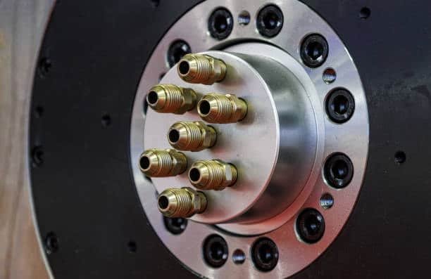 CNC spindle hub with precision screw connectors arranged symmetrically
