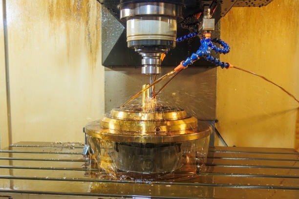 Vertical machining center using cutting fluid to process a metal component