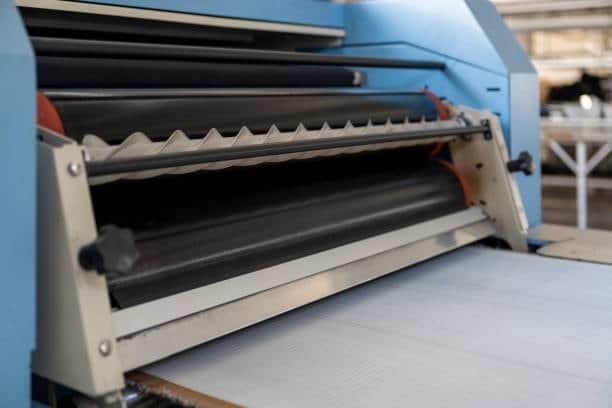 High-capacity roller cutter used in small parts production lines