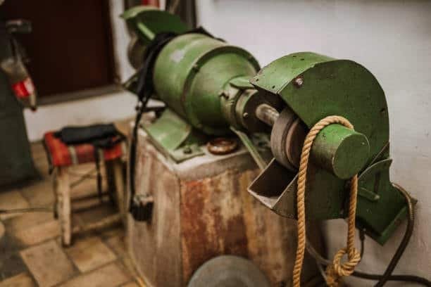Manual grinding machine for processing small-sized metal parts