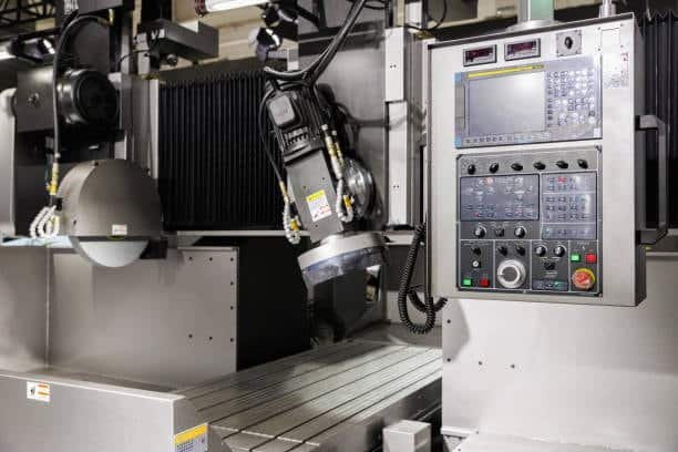 Industrial vertical milling machine with digital control panel