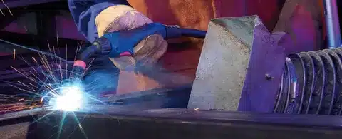MIG welding thin sheet metal with controlled arc to avoid warping