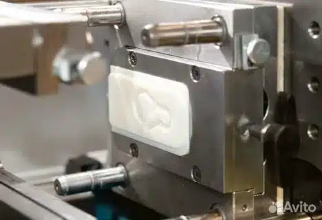 Injection molding machine equipped with a rapid prototype mold for short-run part production