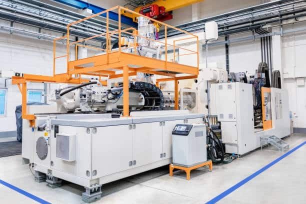 Industrial injection molding machine for plastic part production