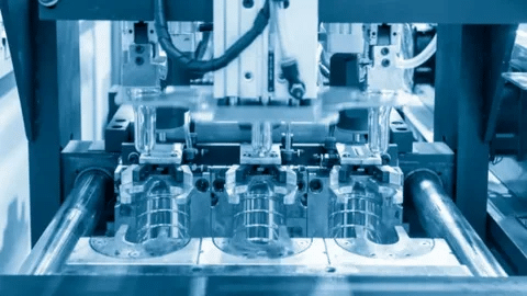 Automated injection molding machine operating with precision molds