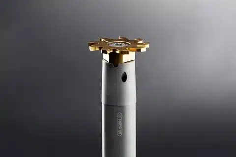 Face milling cutter with replaceable inserts for efficient surface machining
