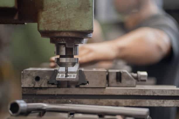 Manual milling machine performing face cutting with a secure workholding setup