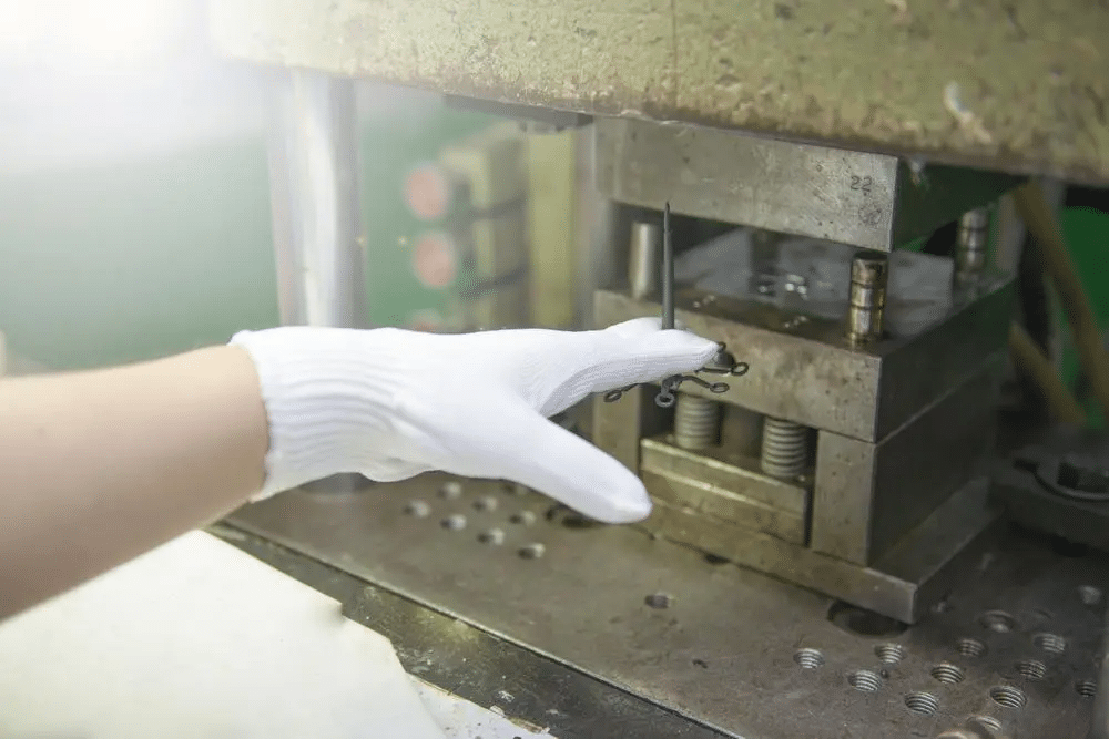 Injection molding quality inspection during production to identify defects and ensure consistent part dimensions and surface quality